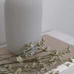 Harmaa keraaminen maljakko