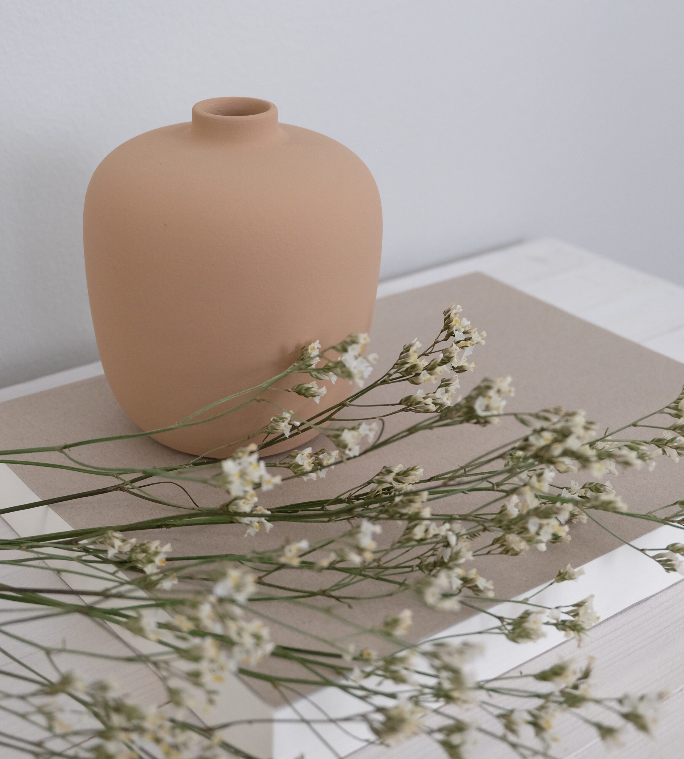 Beige keraaminen maljakko