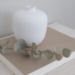 Valkoinen keraaminen maljakko