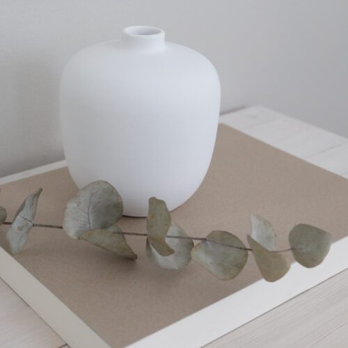 Valkoinen keraaminen maljakko