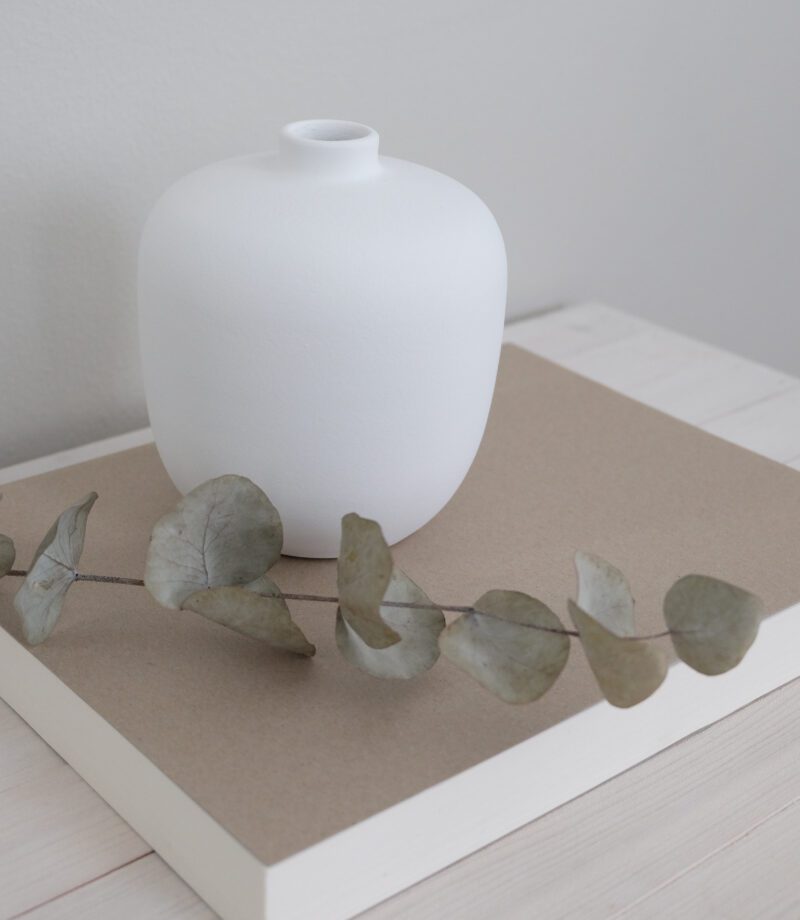 Valkoinen keraaminen maljakko