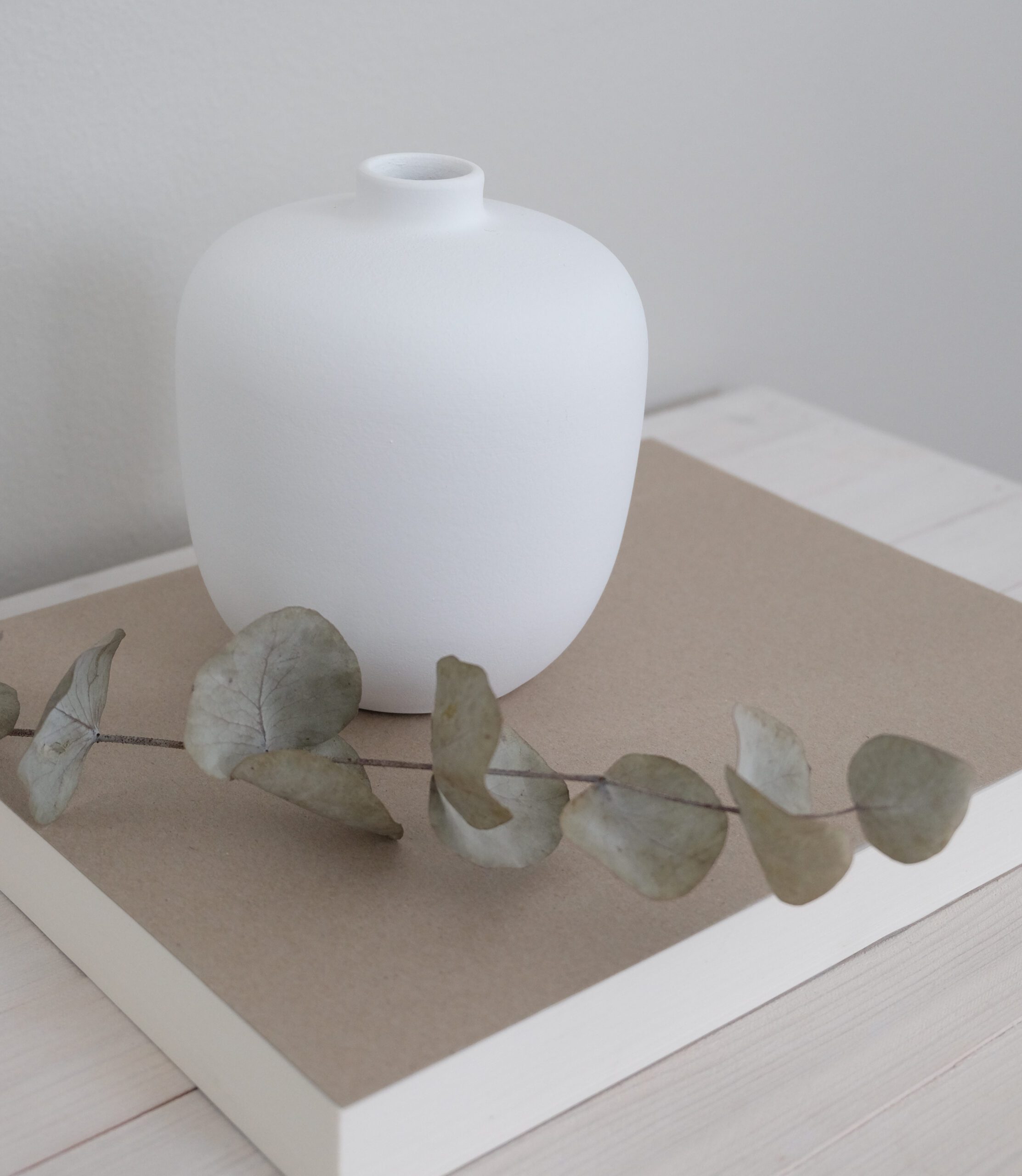 Valkoinen keraaminen maljakko