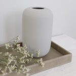 Harmaa keraaminen maljakko