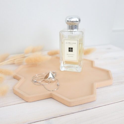 Beige geometrinen alusta tarjotin