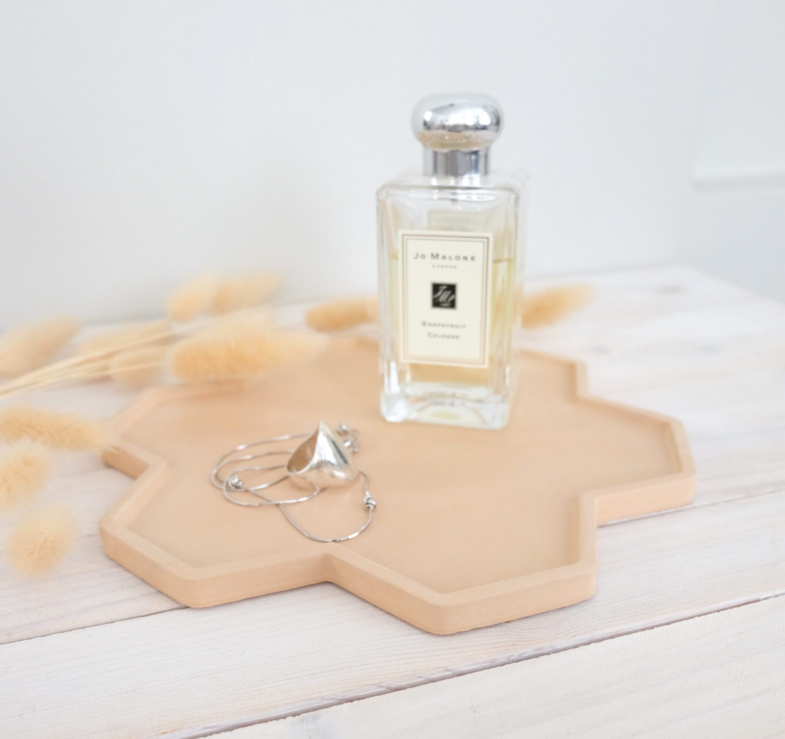 Beige geometrinen alusta tarjotin