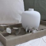 Valkoinen keraaminen maljakko