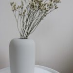 Harmaa keraaminen maljakko