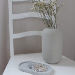 Harmaa keraaminen maljakko