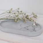 Harmaa pieni alusta tarjotin