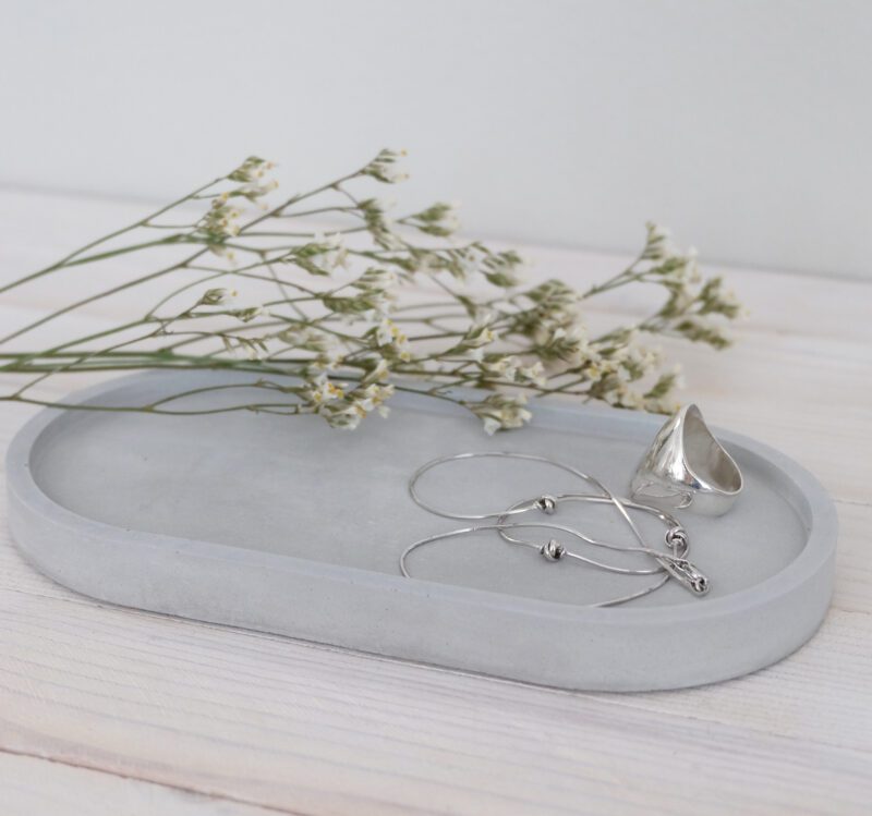 Harmaa pieni alusta tarjotin