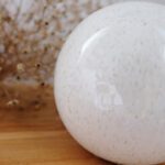 Keraaminen vaalea beige koristepallo pöydälle