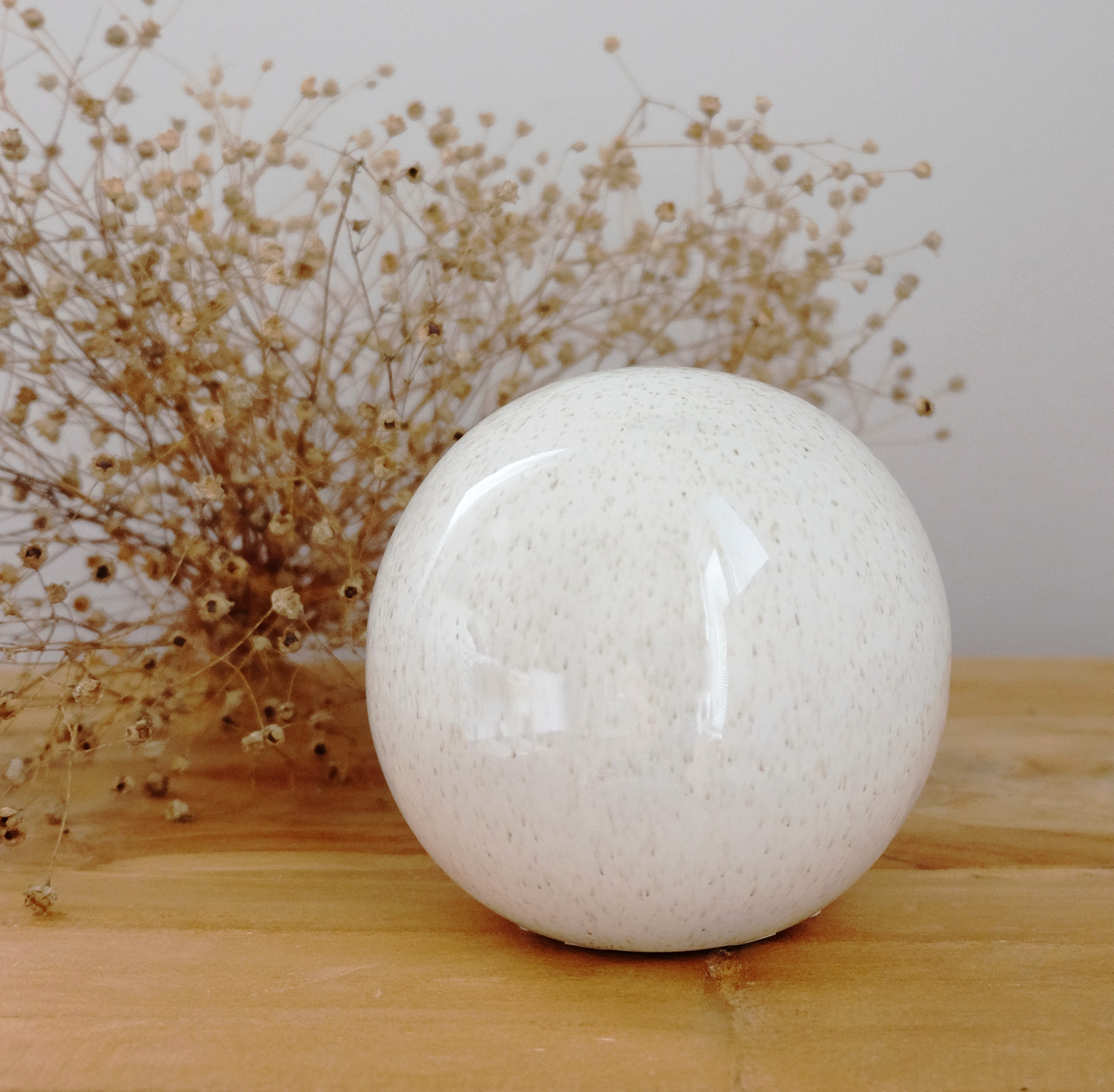 Keraaminen vaalea beige koristepallo pöydälle