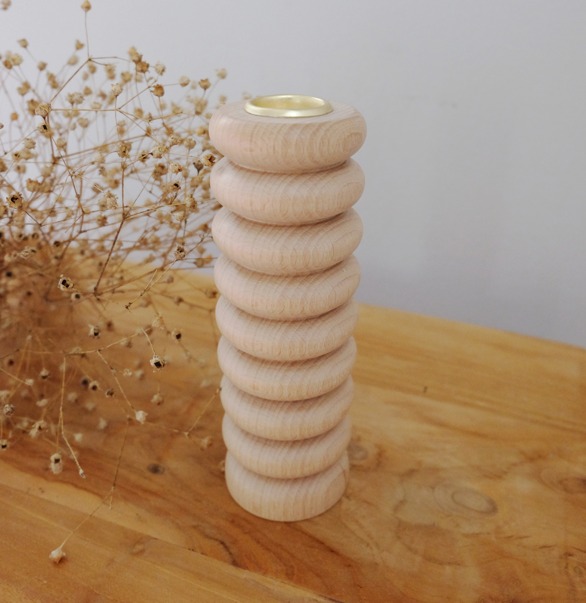 Moderni skandinaavinen korkea puinen kynttilänjalka pyökkiä