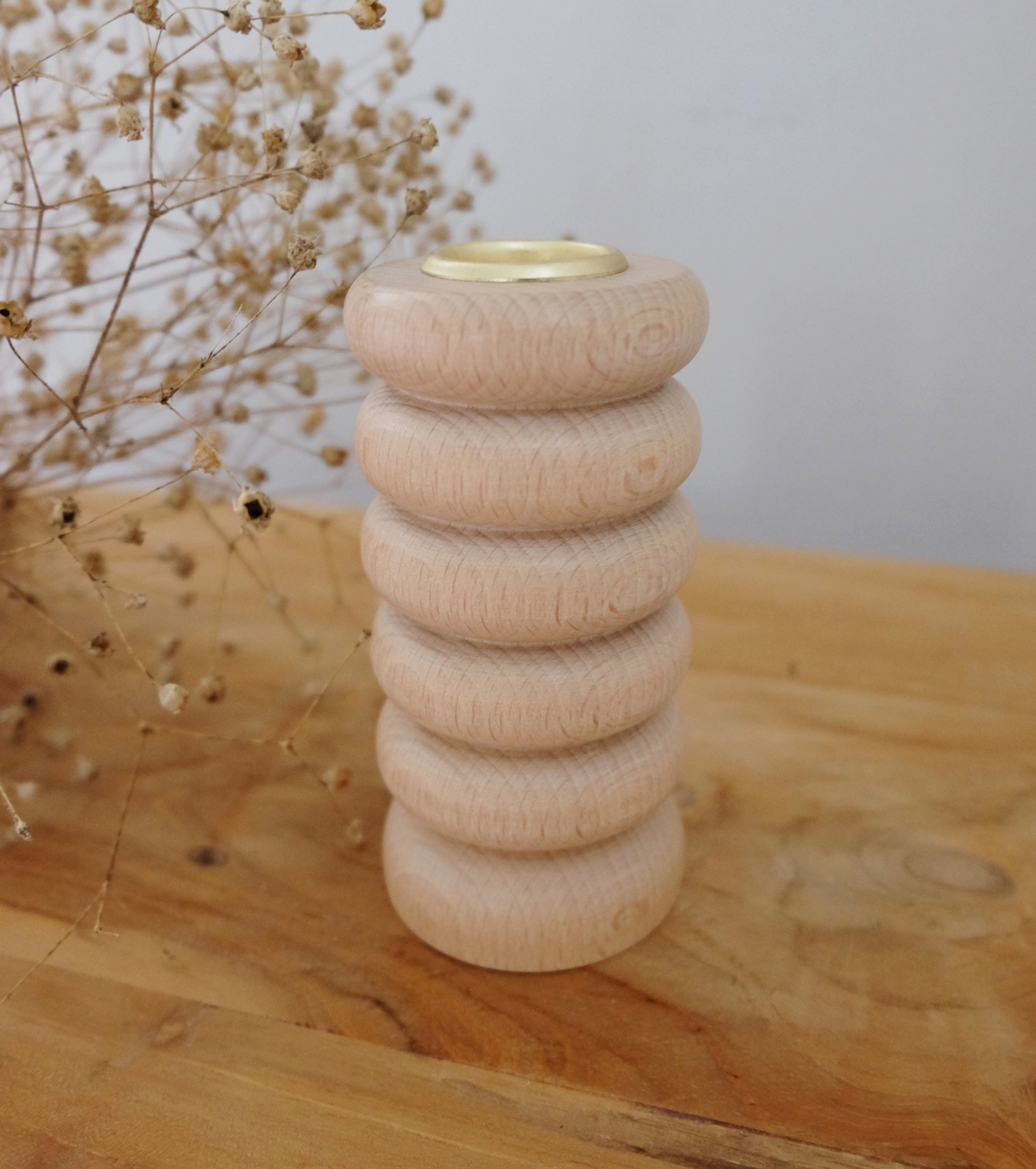 Moderni skandinaavinen puinen kynttilänjalka pyökkiä