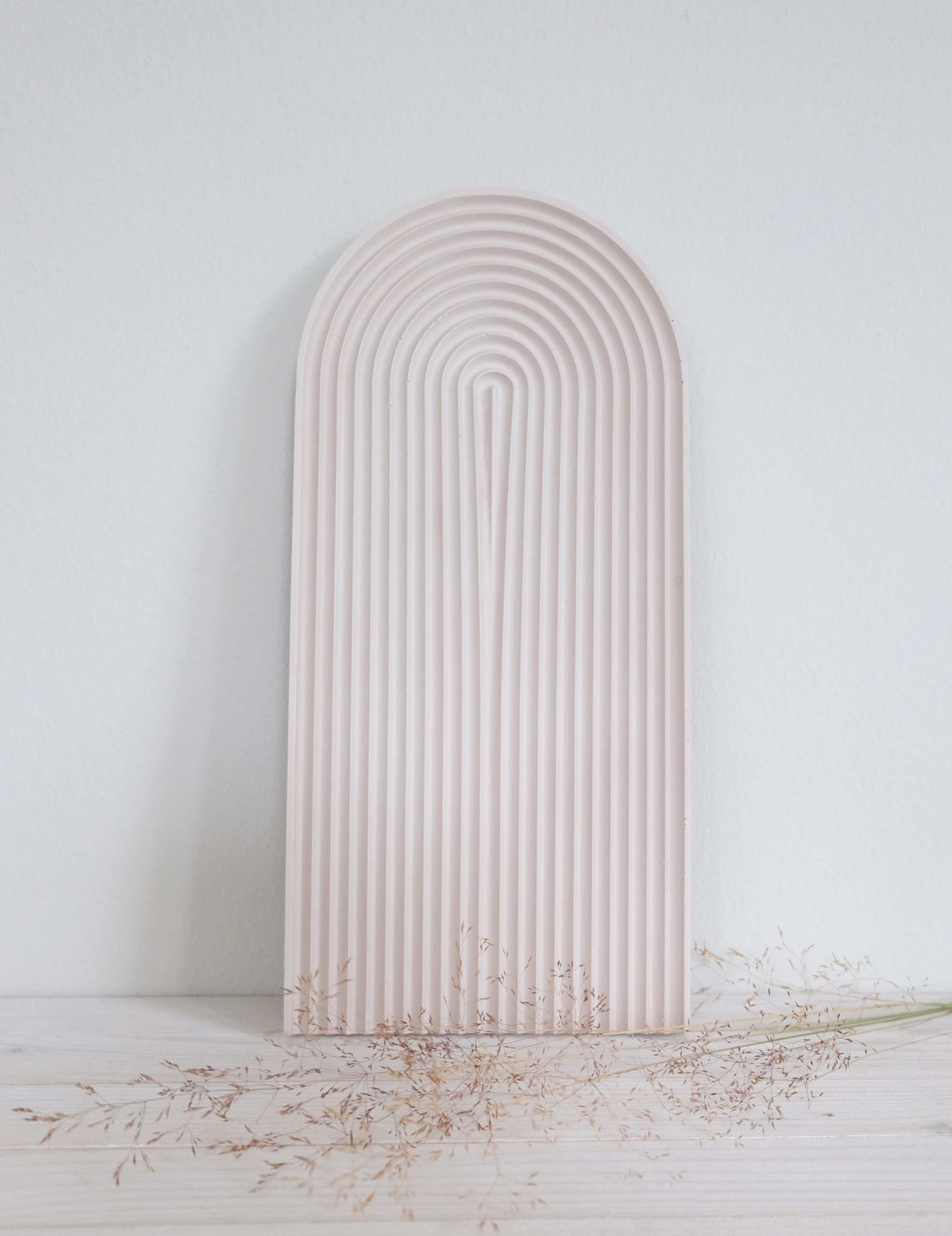 Kaarikuvioitu vaalea tarjotin