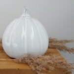 Tyylikäs kurpitsakoriste valkoinen keramiikka