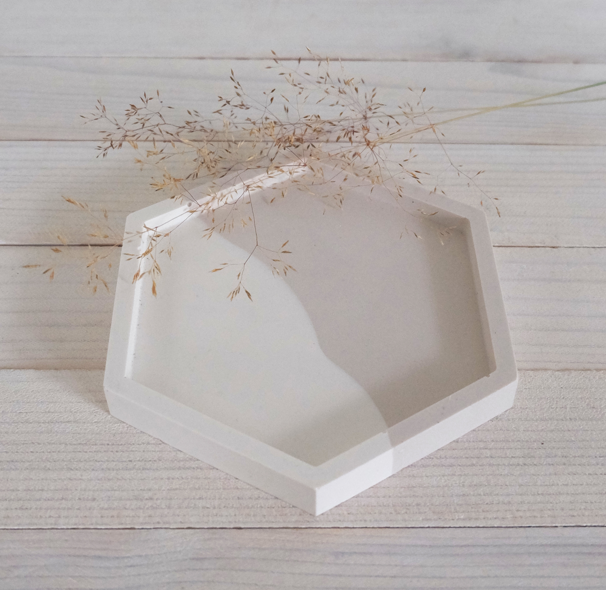 Kuusikulmainen pieni vaalea tarjotinalusta