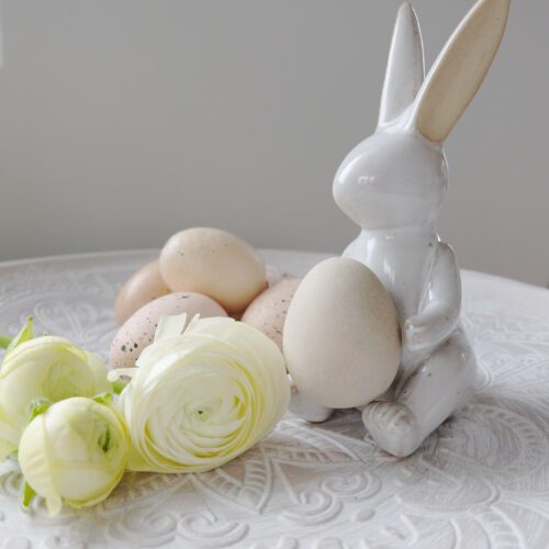 Keraaminen pöytäkoriste pääsiäispupu