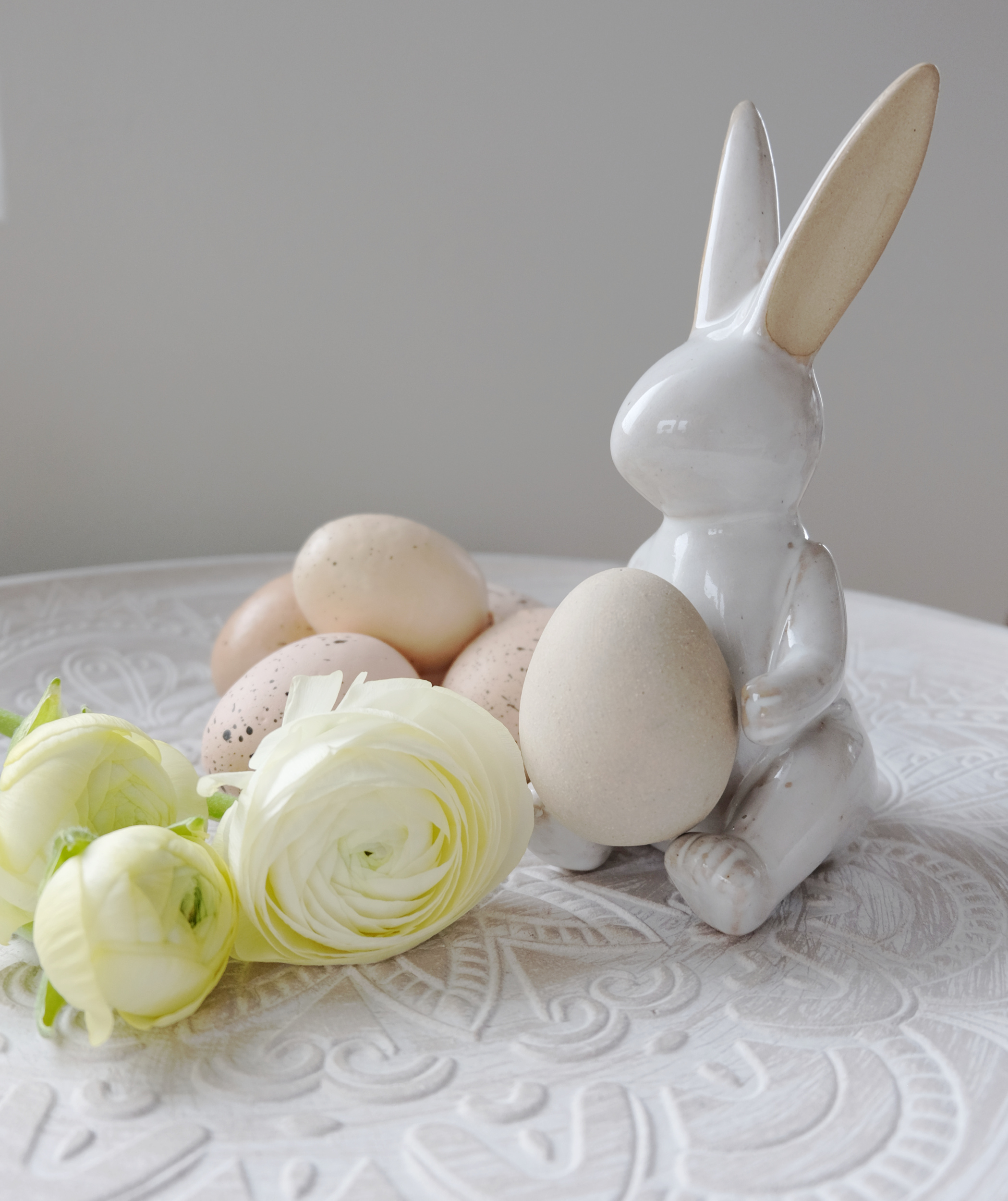 Keraaminen pöytäkoriste pääsiäispupu