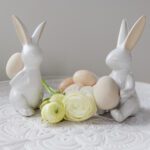 Keraaminen pöytäkoriste pääsiäispupu