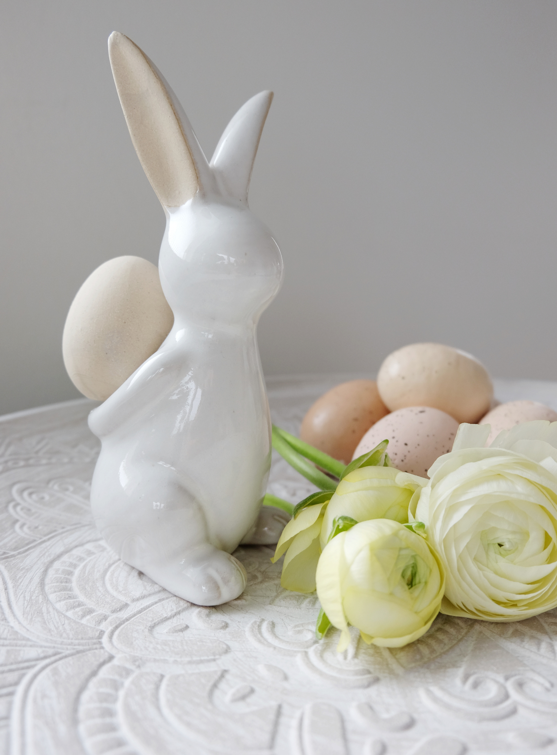 Keraaminen pöytäkoriste pääsiäispupu