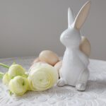 Keraaminen pöytäkoriste pääsiäispupu