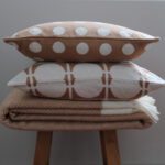 Sisustustyynyt ruskea torkkupeitto vaaleanruskea