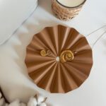 Tarjotin pyöreä ruskea aalto-muotoiltu