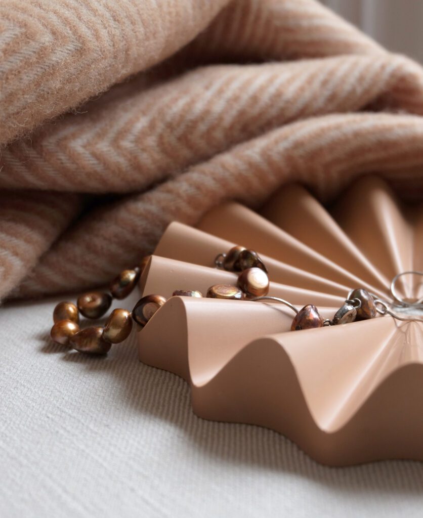 Vaaleanruskea keraaminen tarjotin vekkipinta