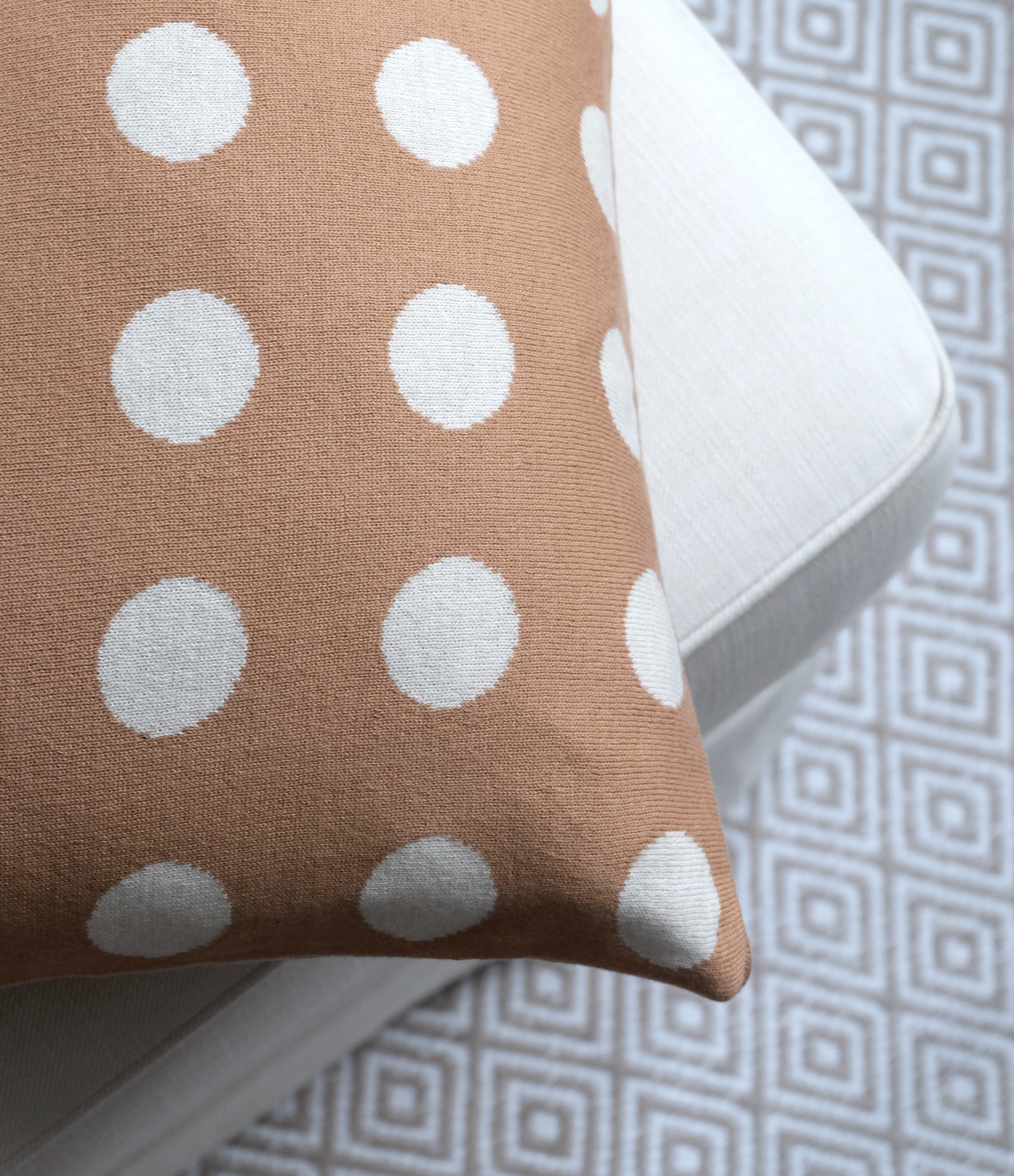 Tyynynpäällinen ruskea pallo-kuvio puuvillaa