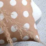 Tyynynpäällinen ruskea pallo-kuvio puuvillaa