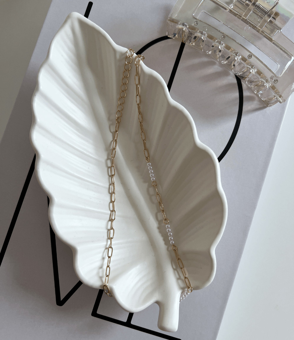 Korulautanen keraaminen lehti valkoinen