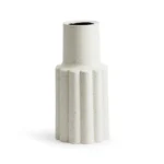 Korkea valkoinen maljakko