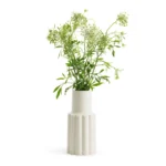 Korkea valkoinen maljakko