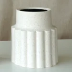 Matala valkoinen keraaminen maljakko