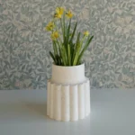 Matala valkoinen keraaminen maljakko