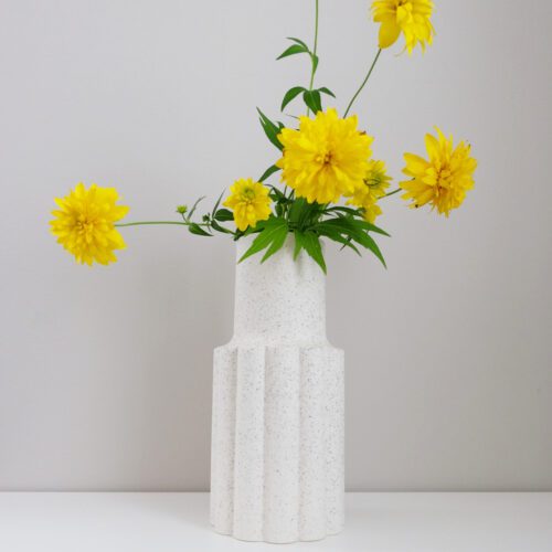 Valkoinen korkea maljakko