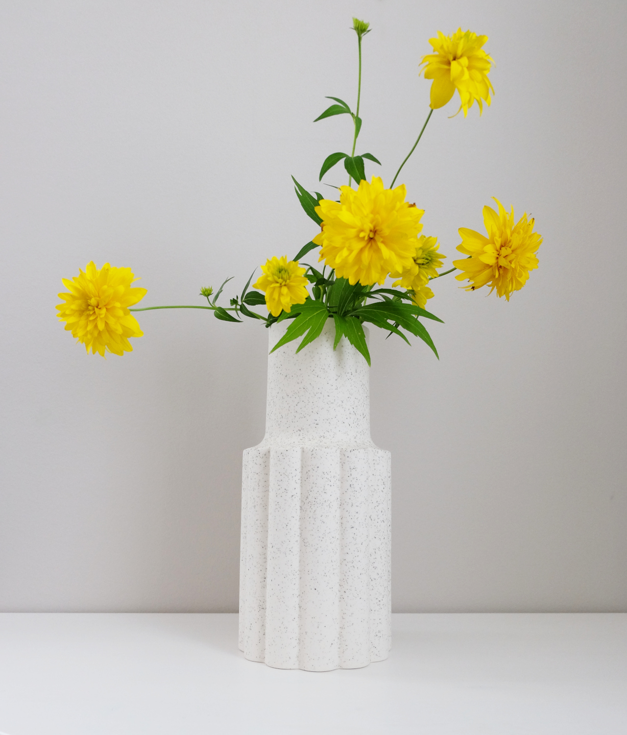 Valkoinen korkea maljakko