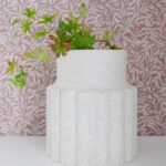 Valkoinen matala maljakko