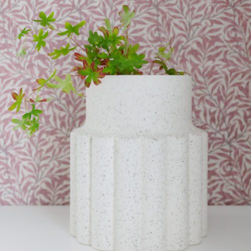 Valkoinen matala maljakko